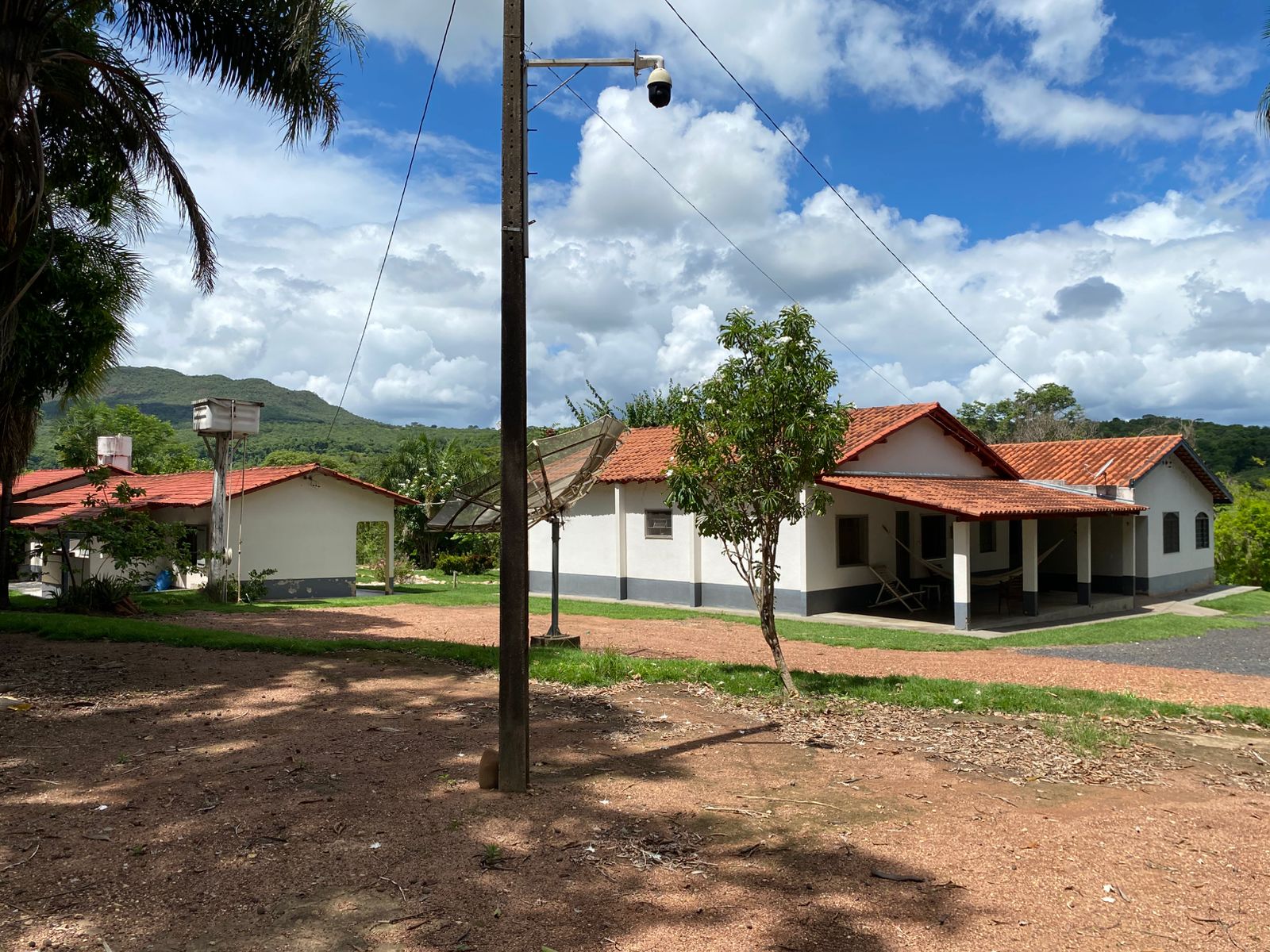 Sede da Fazenda Shangrila com as duas casas e morros ao fundo